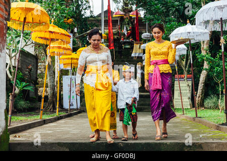 UBUD, Indonesien - 2. März: Balinesische Familie in traditioneller Kleidung während der Feier vor Nyepi (balinesische Tag der Stille) Stockfoto