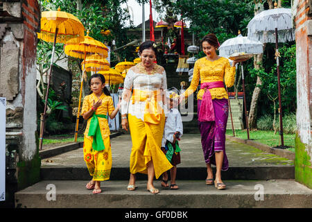 UBUD, Indonesien - 2. März: Balinesische Familie in traditioneller Kleidung während der Feier vor Nyepi (balinesische Tag der Stille) Stockfoto