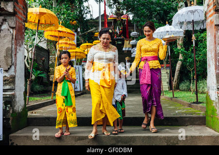 UBUD, Indonesien - 2. März: Balinesische Familie in traditioneller Kleidung während der Feier vor Nyepi (balinesische Tag der Stille) Stockfoto