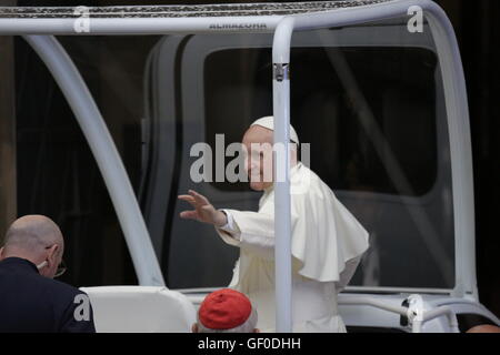 Krakau, Polen. 27. Juli 2016. Papst Francis kommt im Palast des Bischofs von Krakau in seinem Papa mobil, winkt die Pilger, die vor dem Palast zu warten. Hunderttausende Pilger säumten die Straßen von Krakau, um einen Blick auf Papst Francis als er durch Krakau in seinem Papa Mobil fuhren. Tausende von Pilgern wurden später vom Papst aus dem päpstlichen Fenster im Palast des Bischofs von Krakau begrüßt. © Michael Debets/Pacific Press/Alamy Live-Nachrichten Stockfoto