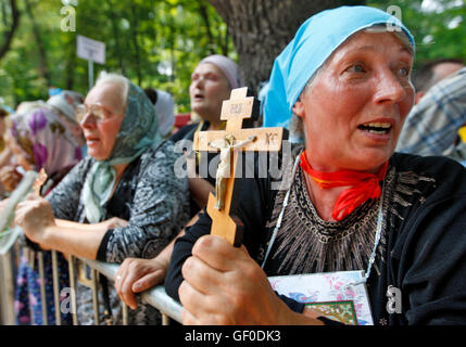 Ukrainische Gläubigen der ukrainischen orthodoxen Kirche des Moskauer Patriarchats besuchen Sie einen Gottesdienst in der St. Vladimir Hill in Kiew, am 27. Juli 2016. An einer Prozession des Kreuzes zum Jahrestag der Taufe der Kiewer Rus in Kiew teilgenommen ukrainische Gläubigen, Priestern und Nonnen der ukrainischen orthodoxen Kirche des Moskauer Patriarchats. Aber Fans von Ukrainische orthodoxe Kirche des Kiewer Patriarchat glauben, dass die Prozession des Kreuzes von prorussische Kräfte, die politische Situation im Land zu destabilisieren organisiert wird (Foto: Vasyl Shevchenko / Pacific Press) Stockfoto