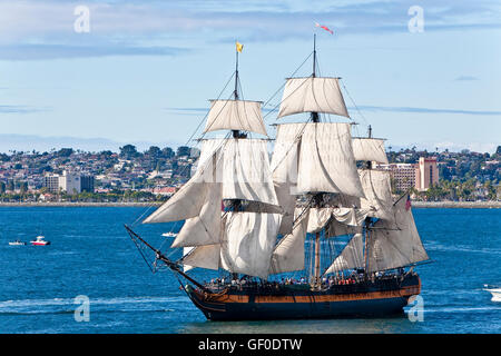 Hohe Segelschiff hms Überraschung, auf die Bucht von San Diego, CA USA, ist eine herrliche Replik des 18. Jahrhunderts Royal Navy Fregatte. Stockfoto