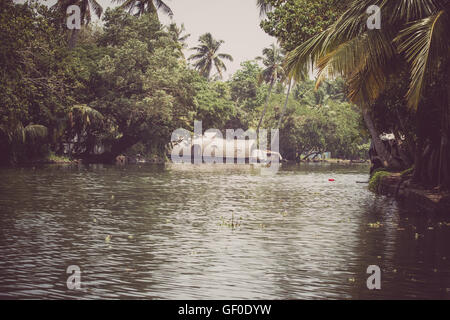 Allepey, Kerala, Indien, 31. März 2015: Backwaters-Boote. Kanäle auf dem Fluss in der Stadt Allapuzha. Stockfoto