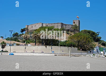 Der Strand mit Sohail Schloss auf der Rückseite, Fuengirola, Provinz Malaga, Andalusien, Spanien, Westeuropa anzeigen Stockfoto