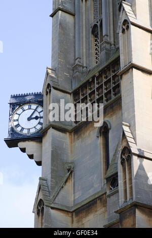 Uhr der Muttergottes und der englischen Märtyrer-Kirche in Cambridge, England. Stockfoto