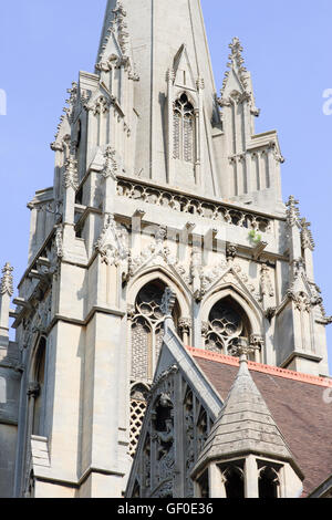 Oberen Turmspitze der Muttergottes und der englischen Märtyrer-Kirche in Cambridge, England. Stockfoto