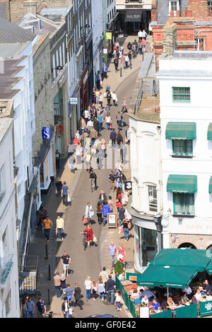 Markt Straße in Cambridge, England, als aus dem Turm der großen Str. Marys Kirche gesehen. Stockfoto