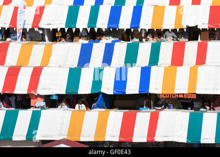 Bunte Marktstände im Markt Hill, Cambridge, England, aus dem Turm der großen Str. Marys Kirche. Stockfoto