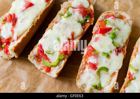 Baguette-Pizza-Sandwiches auf Pergamentpapier, Nahaufnahme Stockfoto