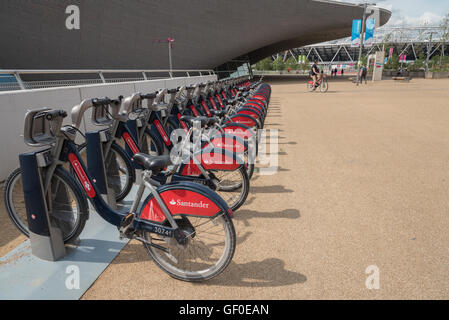 Santander gesponsert Fahrräder mieten um die Queen Elizabeth Olympic Park, Stratford, London, UK. Stockfoto