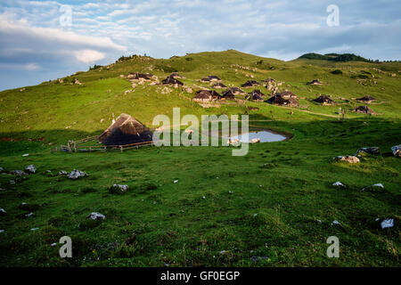 Hirten-Hütten auf Velika planina Stockfoto