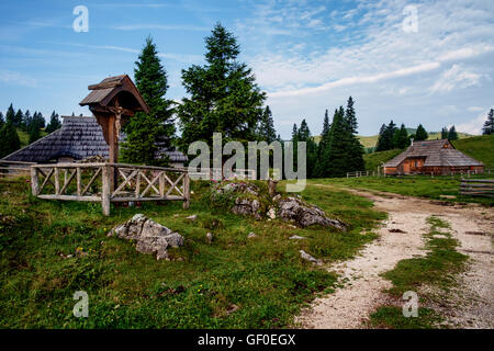 Jesus am Kreuz auf dem Plateau der Velika Planina in Kamnik-Savinja Alpen. Stockfoto