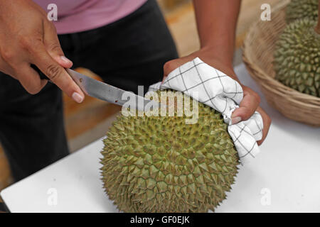 Kreditor peeling Durian für Kunden im Obstmarkt Stockfoto