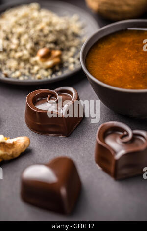 Pralinen gefüllt mit Marillenmarmelade und Walnuss Stockfoto