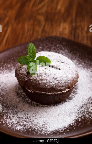 Hausgemachte Schokoladenpudding mit Fondant-Center, Lava-Kuchen auf hölzernen Hintergrund Stockfoto