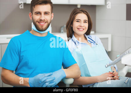 Porträt eines männlichen Zahnarzt und junge glückliche Patientin in einer Zahnarztpraxis. Stockfoto