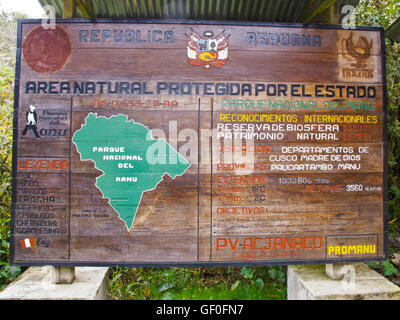 Das Schild am Eingang der Manu Nationalpark, Peru. Stockfoto