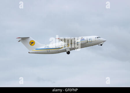 Borispol, Ukraine - 2. Oktober 2011: Antonow An-148 regionale Passagierflugzeug ist in bewölkten Himmel abheben und zurückziehen seiner ge Stockfoto