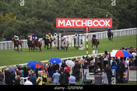 Action von Matchbook Betting Exchange Stakes während der Ladies Day am dritten Tag von den Qatar Goodwood Festival, Goodwood. Stockfoto