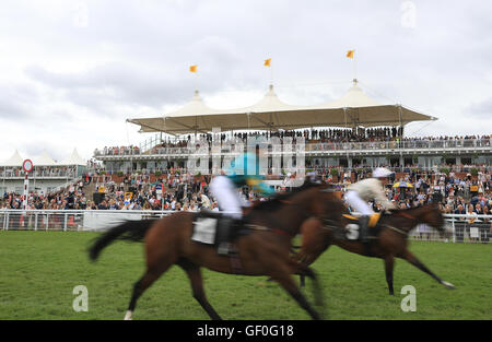 Ein Blick auf Racegoers auf den Rängen vor Matchbook Betting Exchange Einsätze während der Ladies Day am dritten Tag des The Qatar Goodwood Festival, Goodwood. Stockfoto