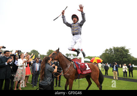 Jockey Frankie Dettori springt von Mehmas nach dem Sieg die Katar-Richmond-Einsätze während der Ladies Day am Tag drei der Katar Goodwood Festival, Goodwood. Stockfoto