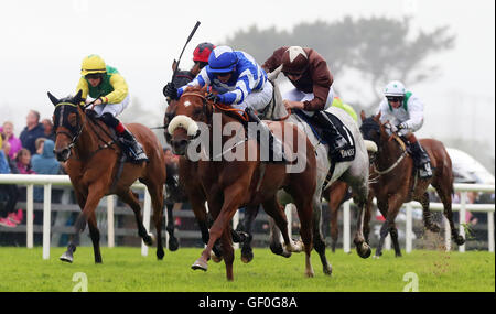 Totale Zerstörung von Conor Hoban geritten gewinnt The Hop Haus 13 Handicap tagsüber vier des Galway Festivals in Ballybrit, Irland. Stockfoto