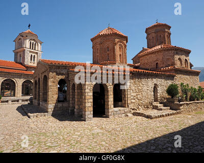 Gepflasterten Innenhof & Steinbauten mit gefliesten Türme & Kuppeln des byzantinischen Klosters St. Naum am Ufer des Lake Ohrid Mazedonien Stockfoto