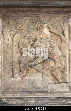 Herakles den Nemeischen Löwen zu töten. Renaissance-Relief auf dem Sommerpalast der Königin Anna in den königlichen Gärten der Prager Burg in Prag, Tschechische Republik. Stockfoto