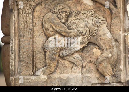 Herakles den Nemeischen Löwen zu töten. Renaissance-Relief auf dem Sommerpalast der Königin Anna in den königlichen Gärten der Prager Burg in Prag, Tschechische Republik. Stockfoto