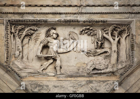 Jason kämpft der Drache bewacht vom Goldenen Vlies. Renaissance-Relief auf dem Sommerpalast der Königin Anna in den königlichen Gärten der Prager Burg in Prag, Tschechische Republik. Stockfoto