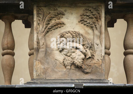 Satyr mit einem Wildschwein. Renaissance-Relief auf dem Sommerpalast der Königin Anna in den königlichen Gärten der Prager Burg in Prag, Tschechische Republik. Stockfoto