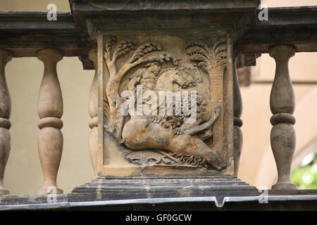 Lion Essen eines getöteten Pferdes auf dem Schlachtfeld während der Eroberung von Tunis durch die Habsburger Reiches von Karl V im Jahre 1535. Renaissance-Relief auf dem Sommerpalast der Königin Anna in den königlichen Gärten der Prager Burg in Prag, Tschechische Republik. Stockfoto