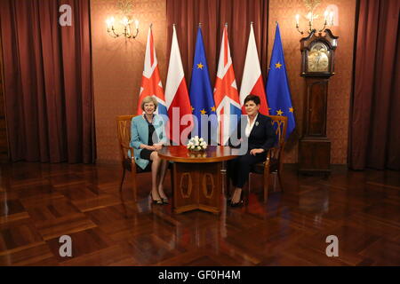 Warschau, Polen. 28. Juli 2016. Britischer Premierminister Theresa kann (L) kamen zur offiziellen Besuch in Primer Beata Szydlo (R) in Warschau. Bildnachweis: Jakob Ratz/Pacific Press/Alamy Live-Nachrichten Stockfoto