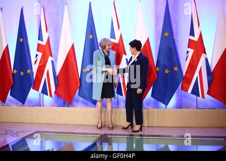 Warschau, Polen. 28. Juli 2016. Britischer Premierminister Theresa kann (L) kamen zur offiziellen Besuch in Primer Beata Szydlo (R) in Warschau. Bildnachweis: Jakob Ratz/Pacific Press/Alamy Live-Nachrichten Stockfoto