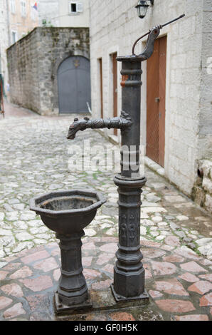 Mittelalterliche Handpumpe für Wasser in Stein gepflasterten Platz der Altstadt Montenegro Stockfoto