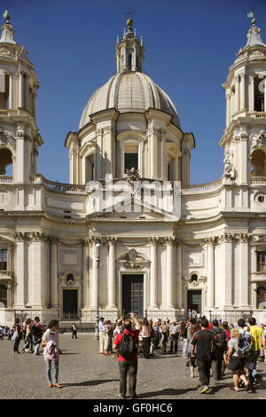 Touristen auf der Piazza Navona, Rom, Italien mit dem 17. Jahrhundert barocke Chiesa di Sant'Agnese in Agone hinter. Stockfoto