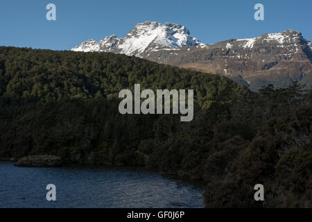 In splendid Isolation erstreckt sich Sylvan Lake an den östlichen Hängen des Gebirges Humboldt in den südlichen Alpen in Neuseeland. Stockfoto