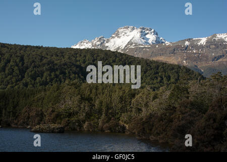 In splendid Isolation erstreckt sich Sylvan Lake an den östlichen Hängen des Gebirges Humboldt in den südlichen Alpen in Neuseeland. Stockfoto