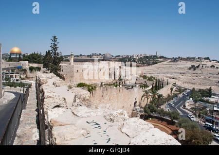 Jerusalem: die Skyline der Altstadt mit dem Felsendom und Ölberg aus den Wänden, eine touristische Attraktion mit seinen Wanderungen gesehen Stockfoto