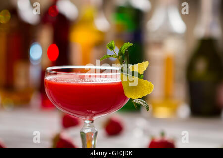 Glas mit leuchtend roten cocktail. Stockfoto