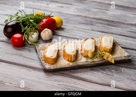 Brotscheiben mit Butter. Stockfoto