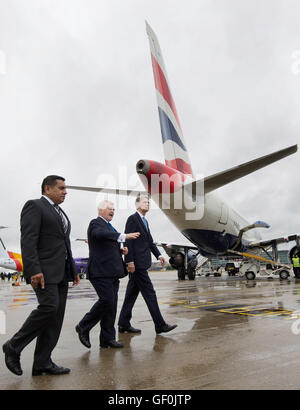 (Links-rechts) Minister für Luftfahrt Herrn Ahmad, Declan Collier CEO der London City Airport und Kanzler Phillip Hammond während eines Besuchs in London City Airport, als eine £ 344 Millionen Expansionsprogramms am Flughafen hat grünes Licht von den Ministern gegeben, die hoffen, dass es ein £ 1,5 Milliarden für die britische Wirtschaft bis zum Jahr 2025 ankurbeln könnte. Stockfoto