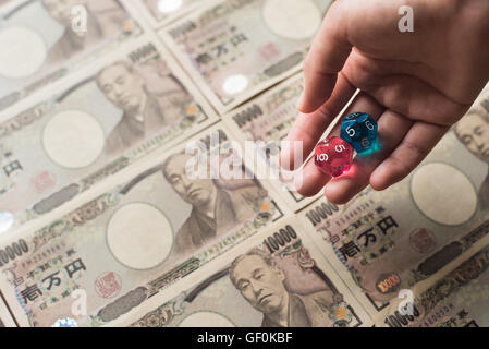 Würfel und zehntausend japanische Yen Rechnungen Stockfoto