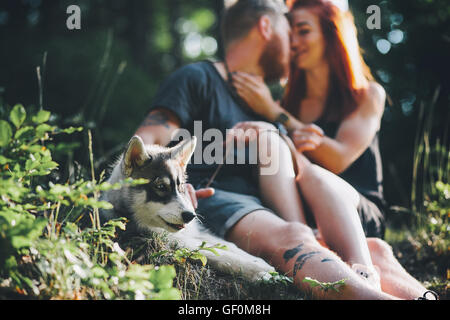 schönes paar, sitzen in einem Wald in der Nähe des Baumes Stockfoto