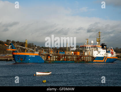 Bagger "Ostsee" weckt den Kanal entlang des Flusses Lee, Hafen von Cork, Irland. Stockfoto