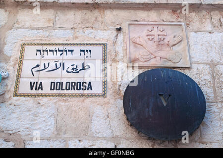 Jerusalem: Zeichen der Via Dolorosa, eine Straße statt der Fußweg zu sein, dass Jesus auf dem Weg zu seiner Kreuzigung ging, an der fünften Station des Kreuzes Stockfoto