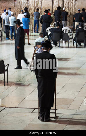 Jerusalem: Orthodoxe Juden an der Klagemauer beten Klagemauer oder Kotel, Überrest der Tempelberg, dem heiligsten Ort für Judentum Stockfoto