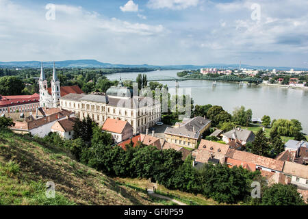 Blick von der Basilika von Esztergom. St. Ignatius Kirche und Maria Valeria Brücke, Ungarn. Reiseziel. Kulturelles Erbe. Ihre Stockfoto