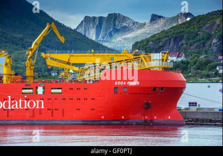 Edda Fides Flotel, Unterkunft Schiff für die Öl-Industrie, große rote und gelbe Schiff, Nahaufnahme des Bogens Stockfoto