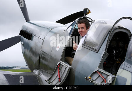 Smart Lachlan, 18, posiert mit einer zweiten Weltkrieg Spitfire in Biggin Hill Airport in Kent, bei einem Zwischenstopp auf seiner achtwöchigen, 24.000-nautische Meile Rekord Gebot, die jüngste Person, Solo auf der ganzen Welt in einem einmotorigen Flugzeug zu fliegen. Stockfoto